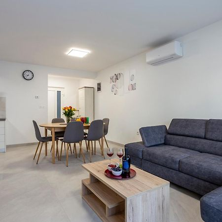 City Apartments Silver Pula Bagian luar foto