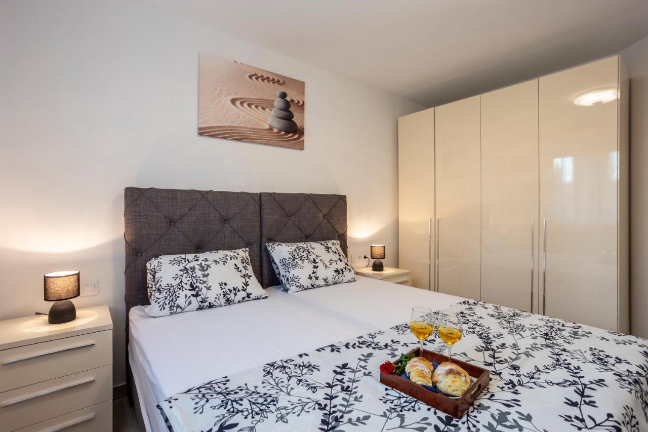 City Apartments Silver Pula Bagian luar foto