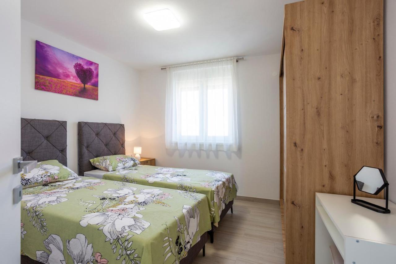 City Apartments Silver Pula Bagian luar foto