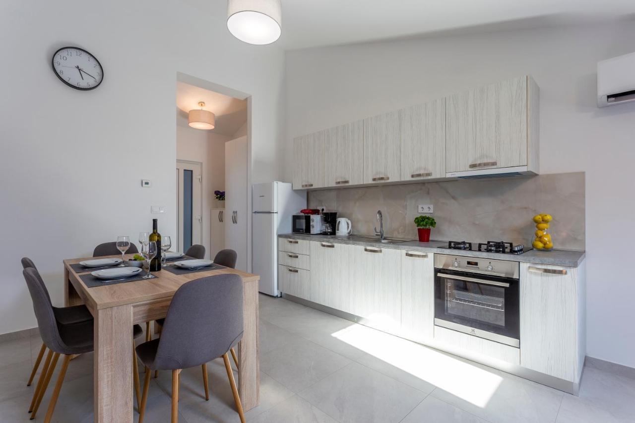 City Apartments Silver Pula Bagian luar foto